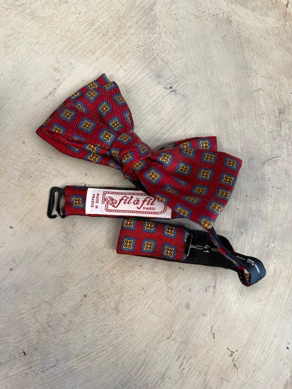 BERLIN VINTAGE CORNER burgundy silk bow tie with blue and gold geometric pattern. Made in France.