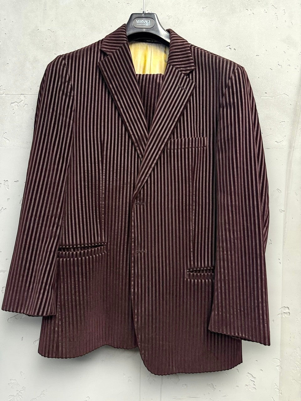 BERLIN VINTAGE CORNER burgundy velvet pinstripe suit. Single-breasted jacket with notched lapel and matching trousers.