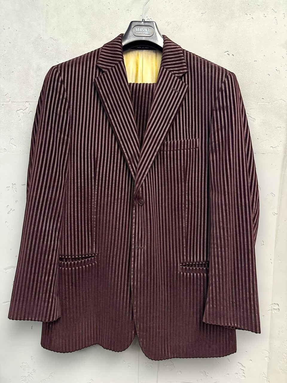 BERLIN VINTAGE CORNER deep burgundy velvet pinstripe suit. Single-breasted jacket with notched lapel and matching trousers.