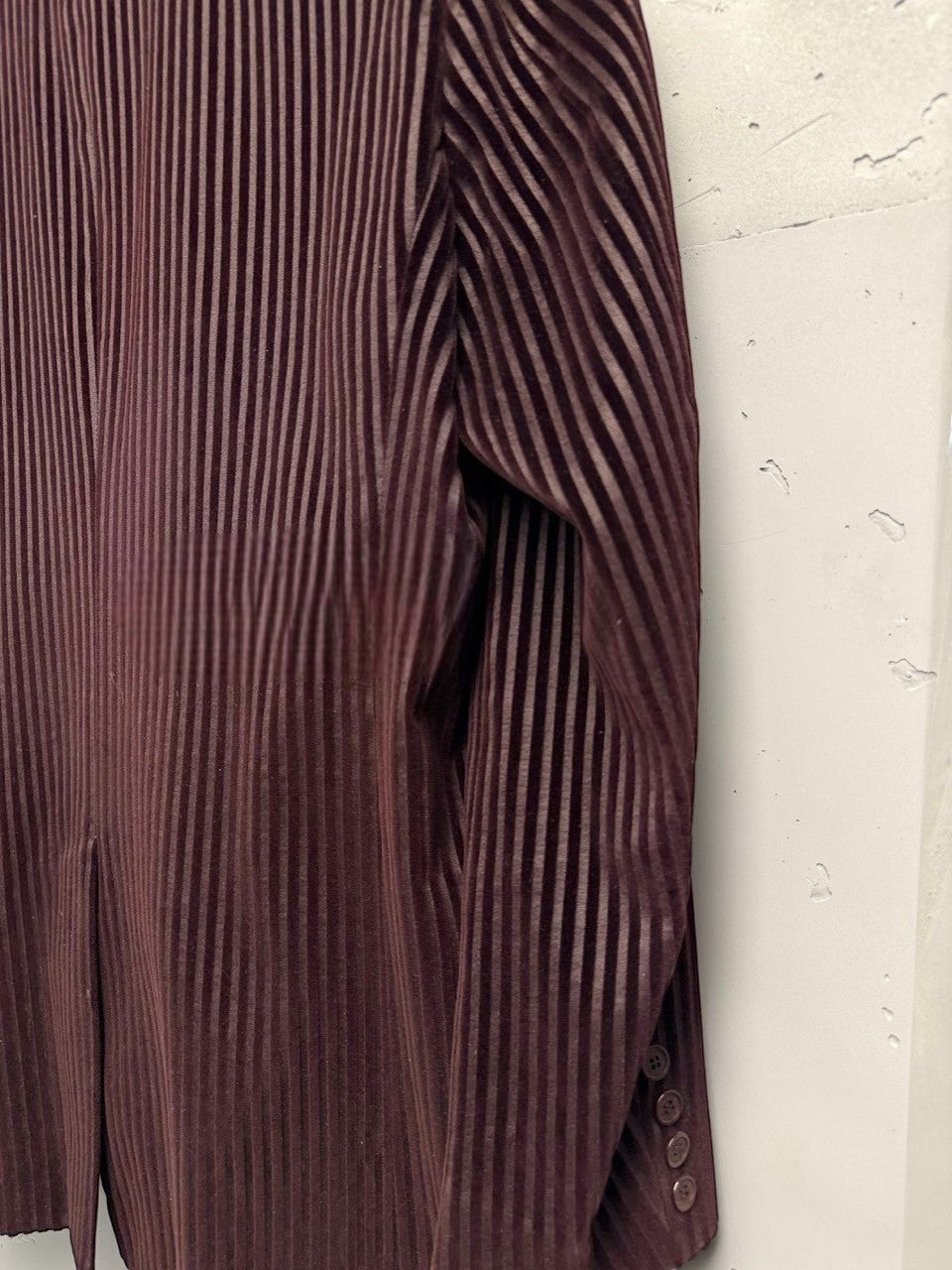 BERLIN VINTAGE CORNER deep burgundy velvet pinstripe suit jacket with notched lapel and button cuffs.