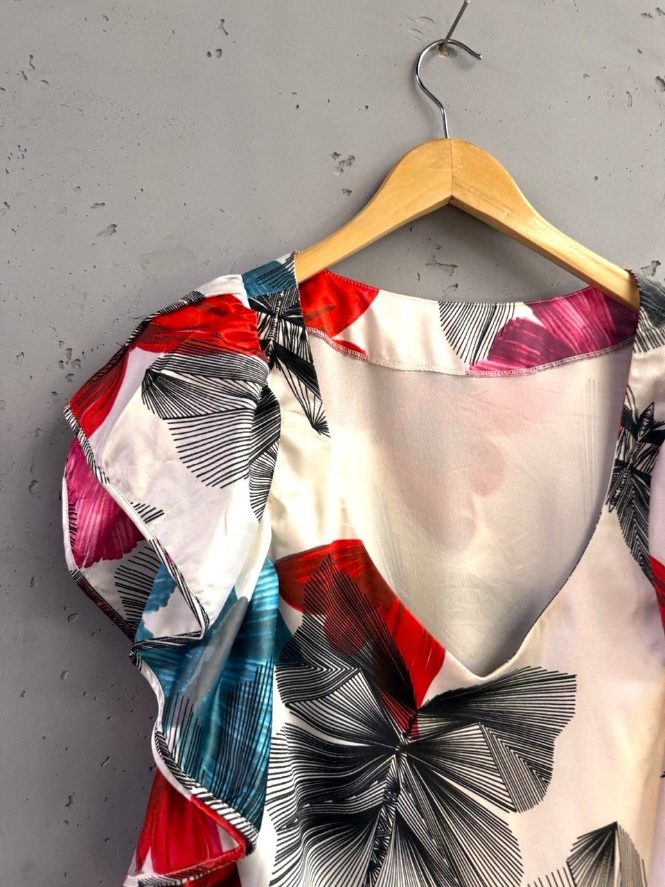 BERLIN VINTAGE CORNER white silk blend dress with butterfly print, ruffled sleeves, and V-neck. Red, blue, black.