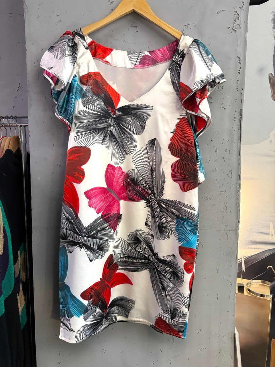 BERLIN VINTAGE CORNER white silk blend dress with butterfly print and ruffled sleeves.