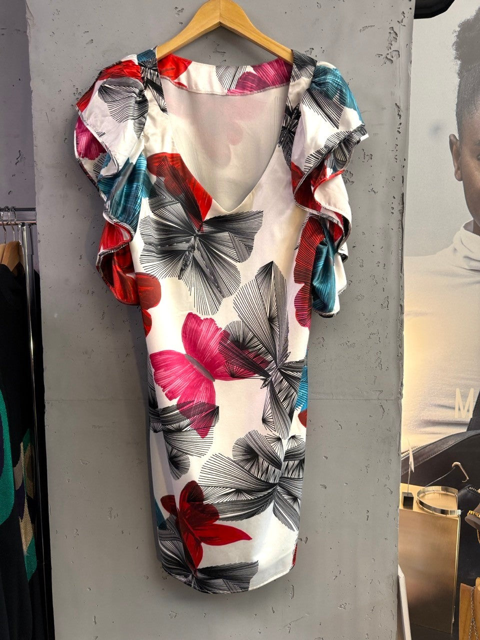 BERLIN VINTAGE CORNER white silk blend dress with butterfly print, ruffled sleeves, and V-neck. Red, blue, black details.