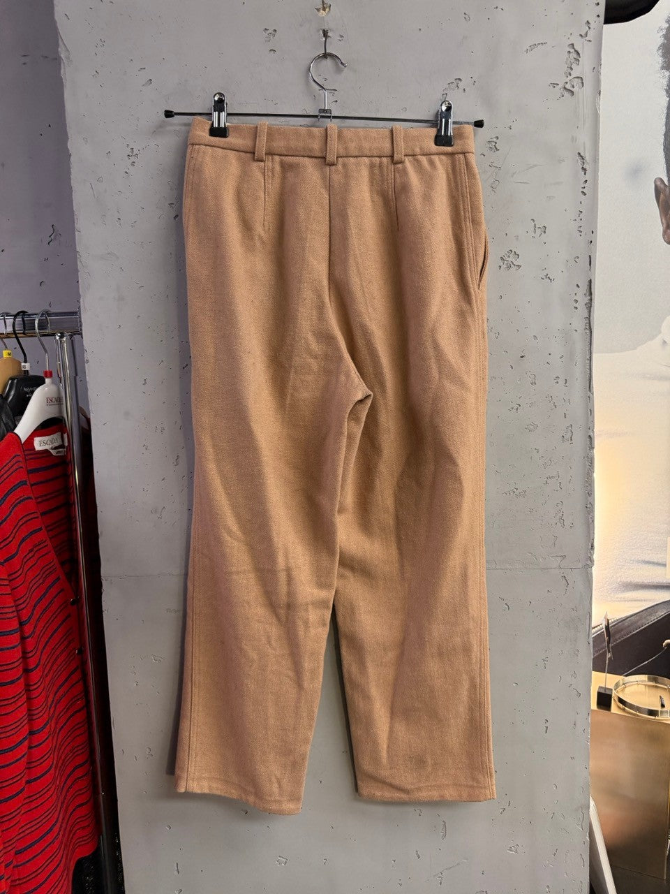 BERLIN VINTAGE CORNER high-waisted camel wool blend trousers with pleats and side pockets.
