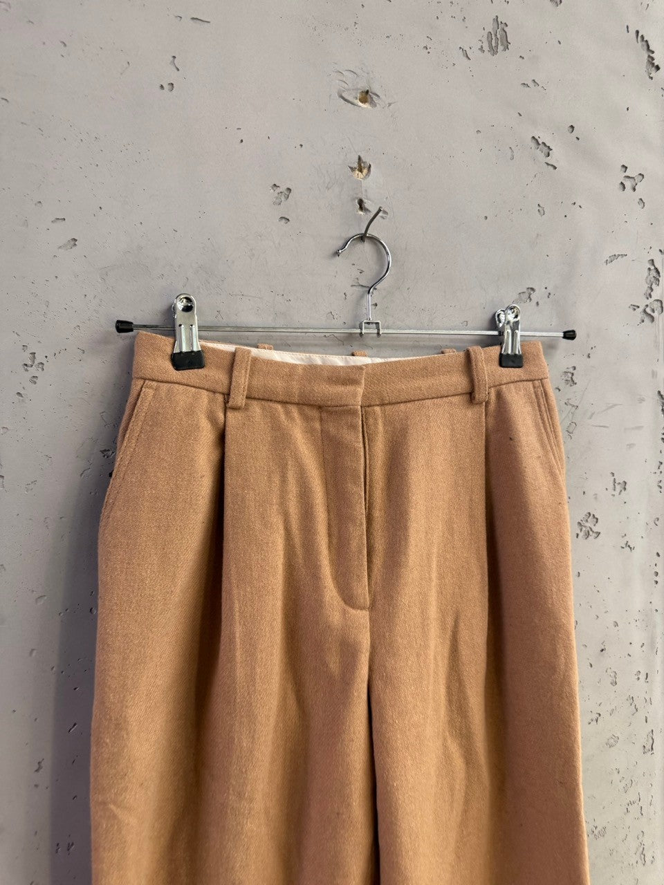 BERLIN VINTAGE CORNER high-waisted camel wool blend trousers with pleats and side pockets.