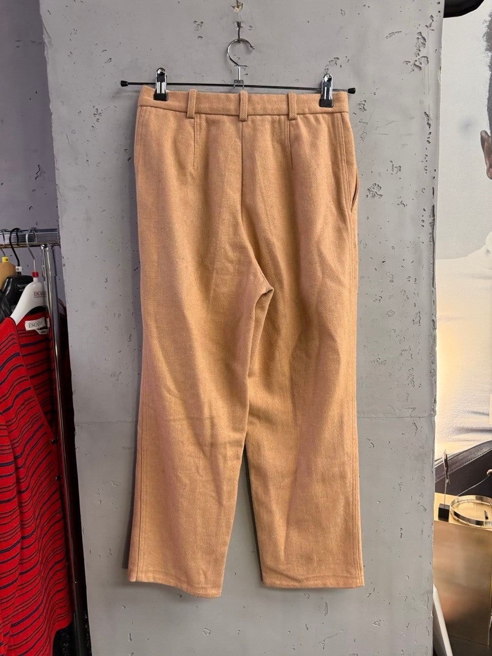 BERLIN VINTAGE CORNER tailored camel wool-blend trousers with high waist, belt loops, and back darts.