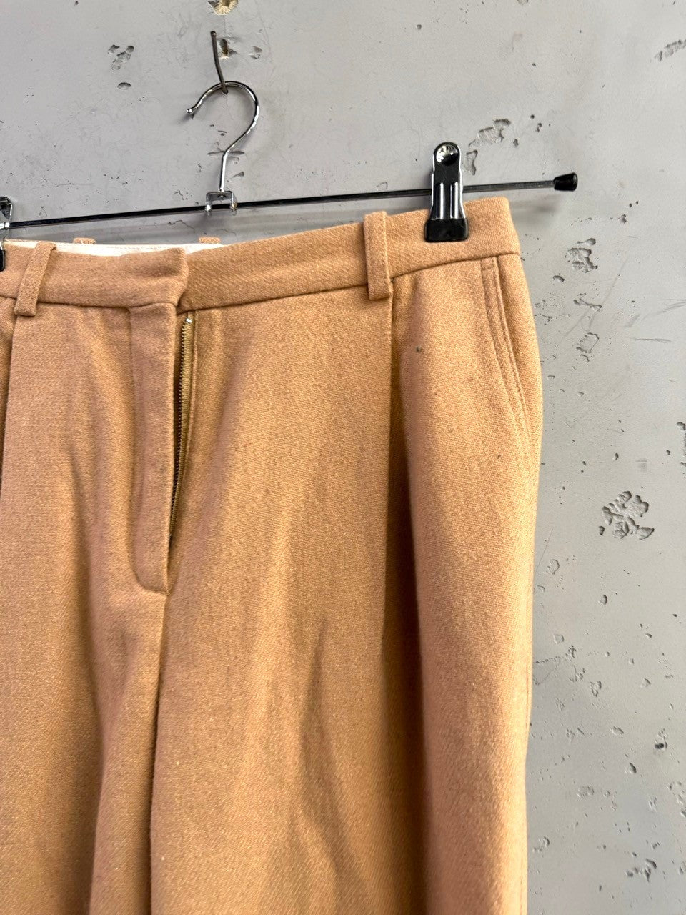 BERLIN VINTAGE CORNER camel wool blend tailored trousers with front pleats, side pockets, and belt loops.