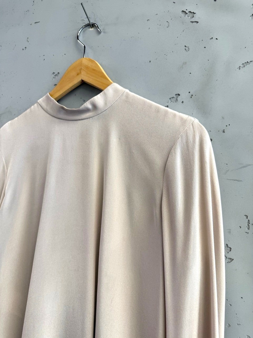 BERLIN VINTAGE CORNER champagne long sleeve mock neck blouse with front zipper and back pleat detail