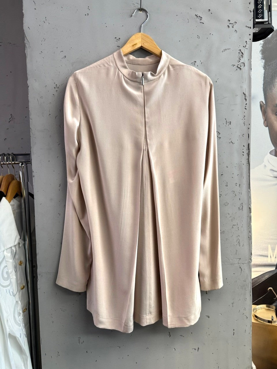 BERLIN VINTAGE CORNER champagne long sleeve mock neck blouse with front zipper and back pleat detail.