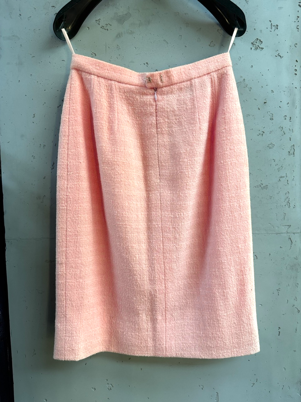 BERLIN VINTAGE CORNER Chanel pencil skirt, back zip and hook closure at the waistband.