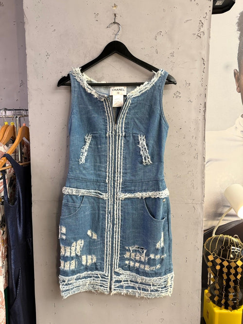 BERLIN VINTAGE CORNER Chanel sleeveless denim dress in blue with frayed edges and front zip.