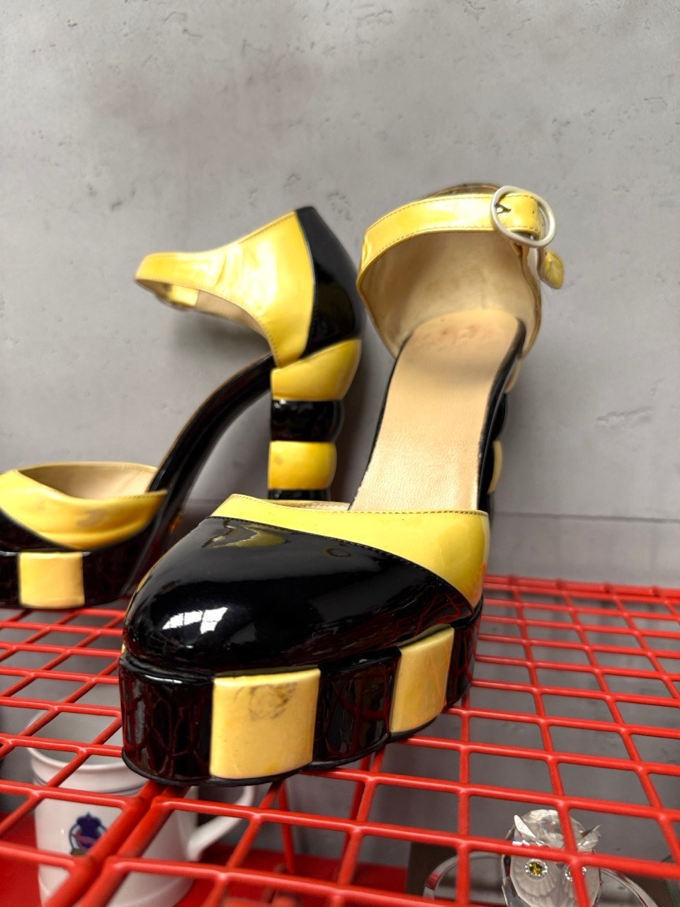 BERLIN VINTAGE CORNER Chanel yellow and black patent sandals, front view with rounded toe cap