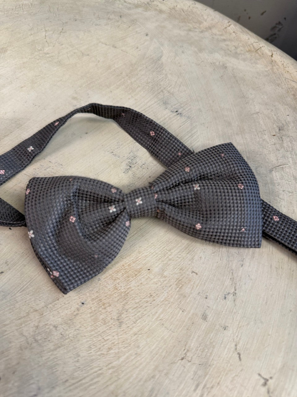 BERLIN VINTAGE CORNER charcoal grey textured bow tie with small pink floral pattern, pre-tied and adjustable.