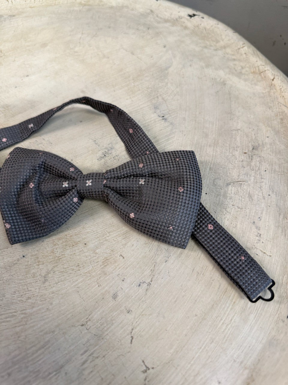 BERLIN VINTAGE CORNER charcoal grey textured bow tie with small pink floral pattern, pre-tied and adjustable.