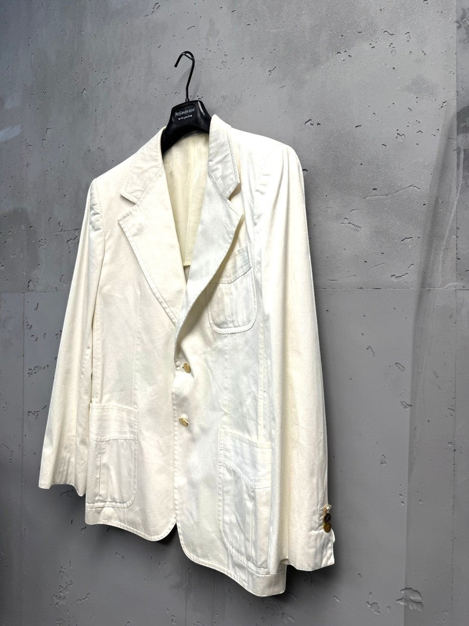 BERLIN VINTAGE CORNER classic cream single-breasted blazer with gold-tone buttons and notched lapel.