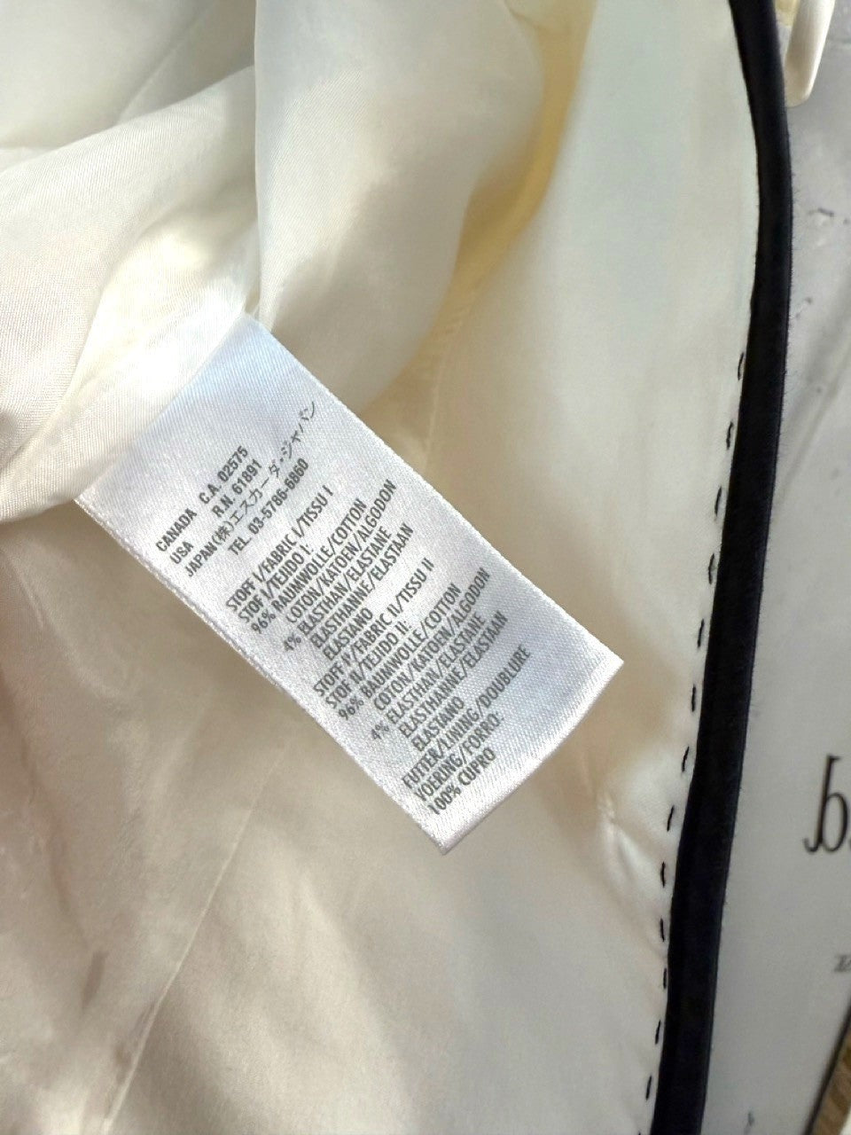 BERLIN VINTAGE CORNER cream blazer with black piping, single-button closure, flap pockets, and three-quarter sleeves.