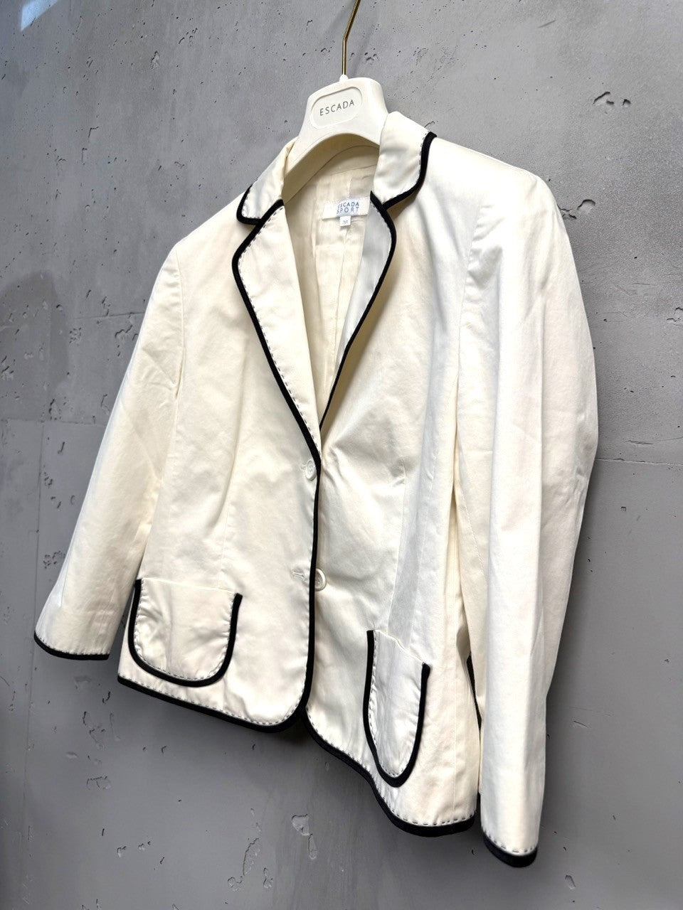BERLIN VINTAGE CORNER cream blazer with black piping, single-button closure, flap pockets, and three-quarter sleeves.