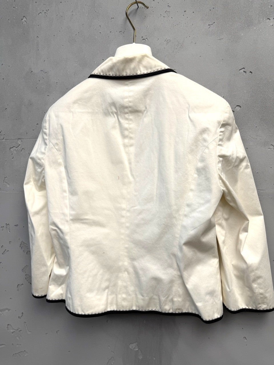 BERLIN VINTAGE CORNER cream blazer with black piping, classic single-button closure, and three-quarter sleeves.