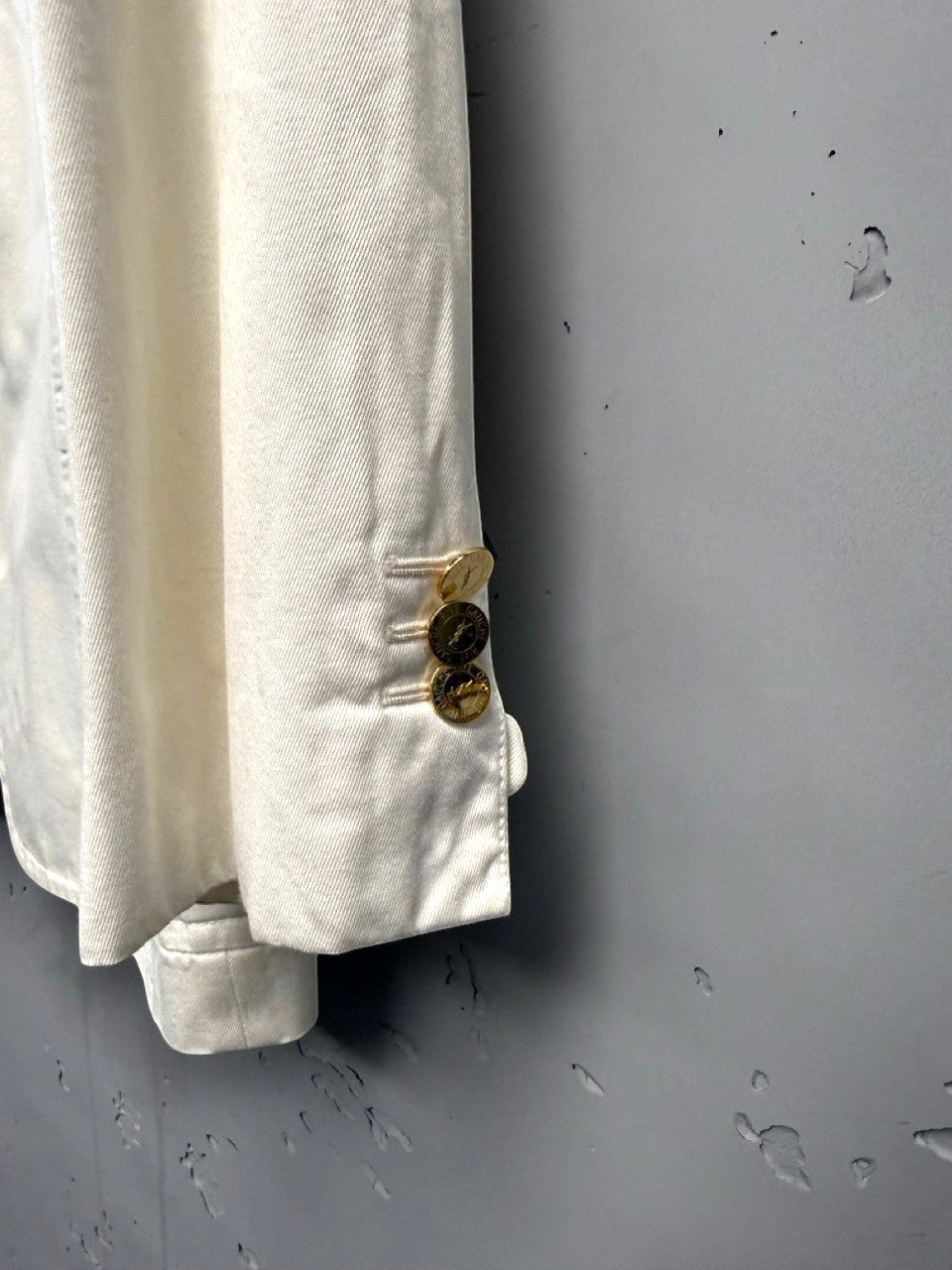 BERLIN VINTAGE CORNER cream cotton blend blazer with gold-tone buttons and notched lapel.
