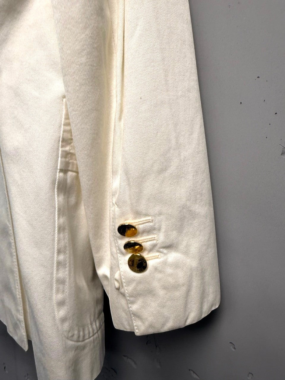 BERLIN VINTAGE CORNER classic cream cotton blend blazer with gold-tone buttons and notched lapel.