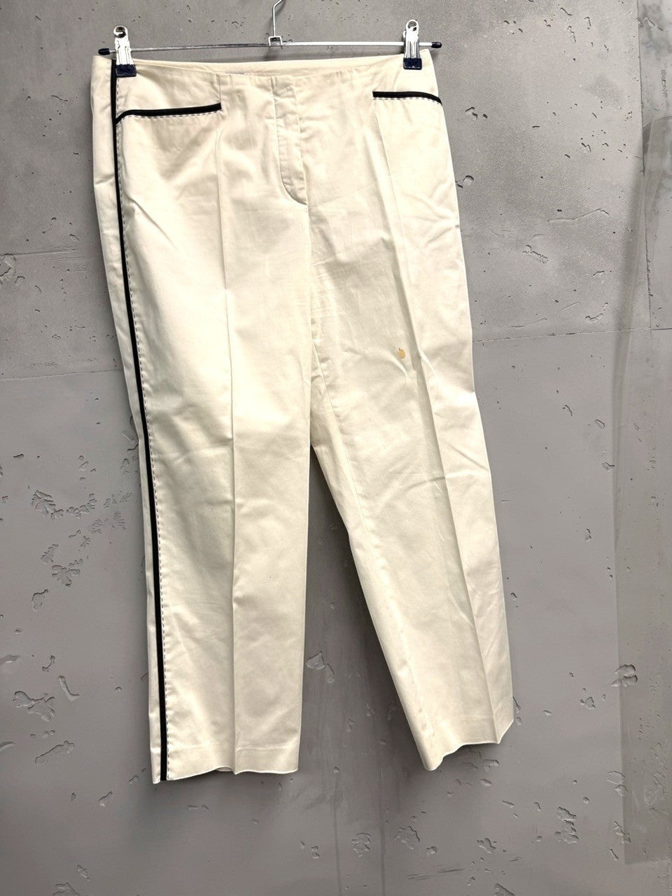 BERLIN VINTAGE CORNER cream cotton blend cropped cargo capri pants with black trim and multiple pockets.