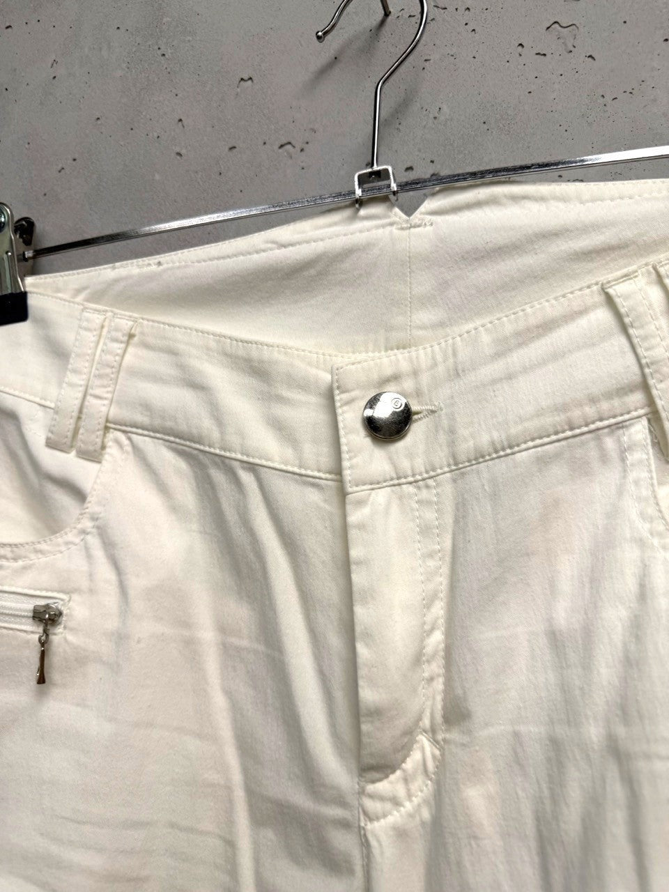 BERLIN VINTAGE CORNER cream cotton blend cargo capri pants with mid-rise fit and zip pockets.