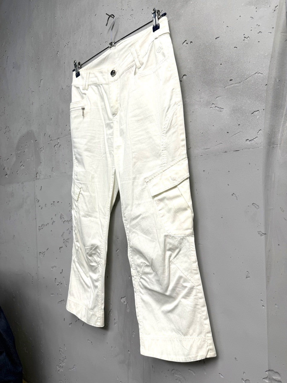 BERLIN VINTAGE CORNER cream cotton blend cargo capri pants with multiple pockets and zip closures.