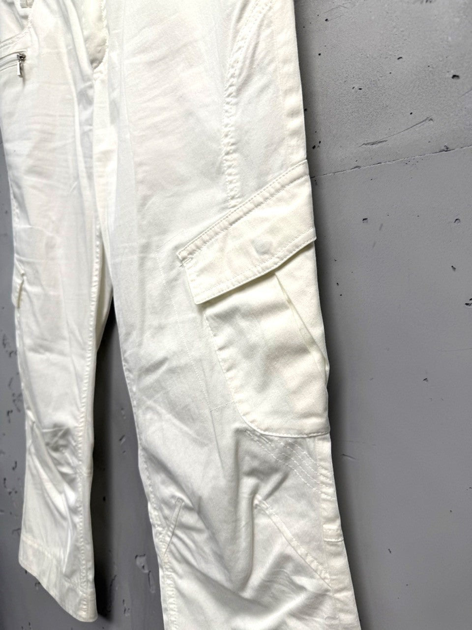 BERLIN VINTAGE CORNER cream cotton blend cargo capri pants with mid-rise fit and multiple pockets.
