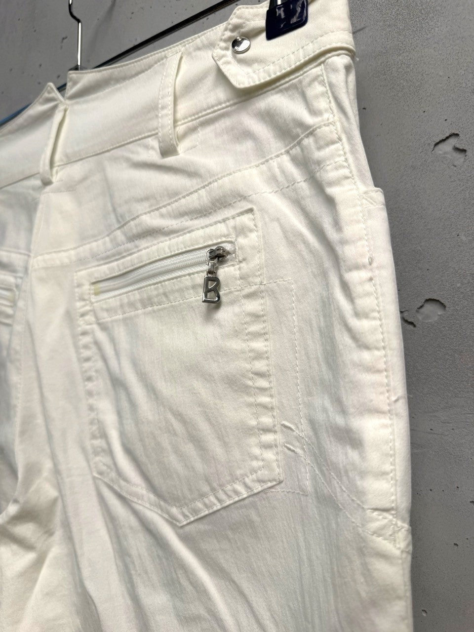 BERLIN VINTAGE CORNER cream cargo capri pants with mid-rise fit and multiple pockets.