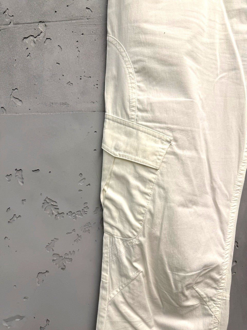 BERLIN VINTAGE CORNER cream cotton blend cargo capri pants with multiple pockets and mid-rise fit.