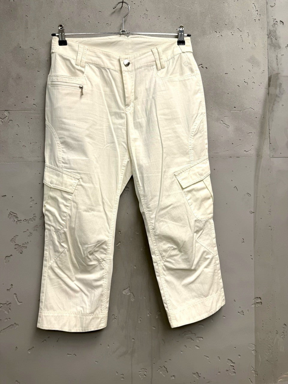 BERLIN VINTAGE CORNER cream cotton blend cargo capri pants with mid-rise fit and multiple pockets.