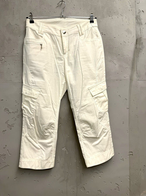 BERLIN VINTAGE CORNER cream cotton blend cargo capri pants with mid-rise fit and multiple pockets.