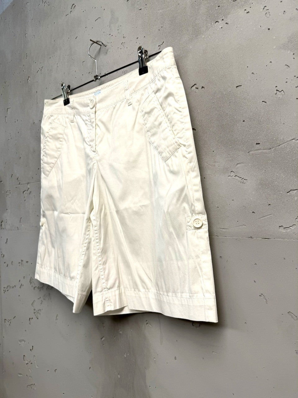 BERLIN VINTAGE CORNER cream cotton blend Bermuda shorts with mid-thigh length, front pockets, and button cuff details.