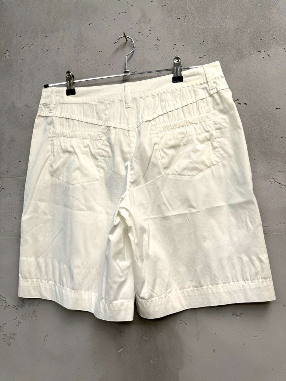 BERLIN VINTAGE CORNER cream cotton blend Bermuda shorts with mid-thigh length and button cuff details.