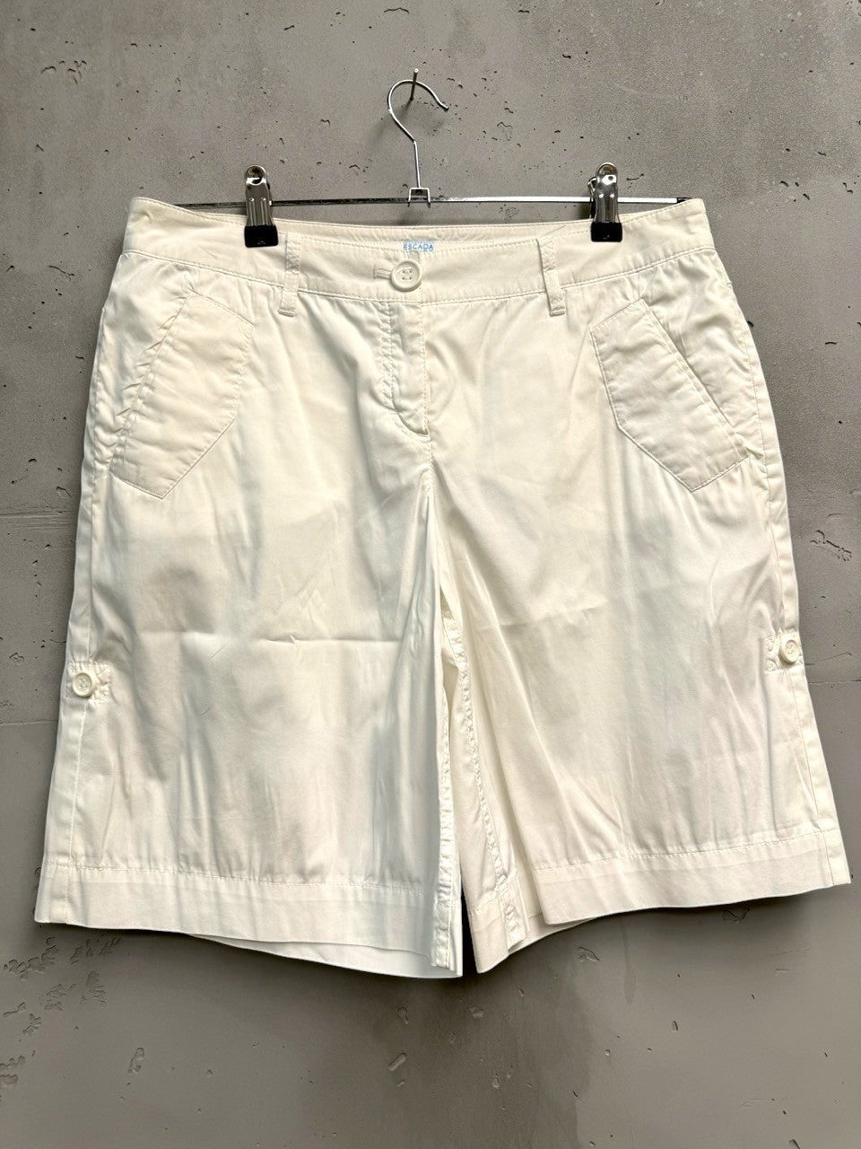 BERLIN VINTAGE CORNER cream cotton blend Bermuda shorts with mid-thigh length, front pockets, and button cuff details.