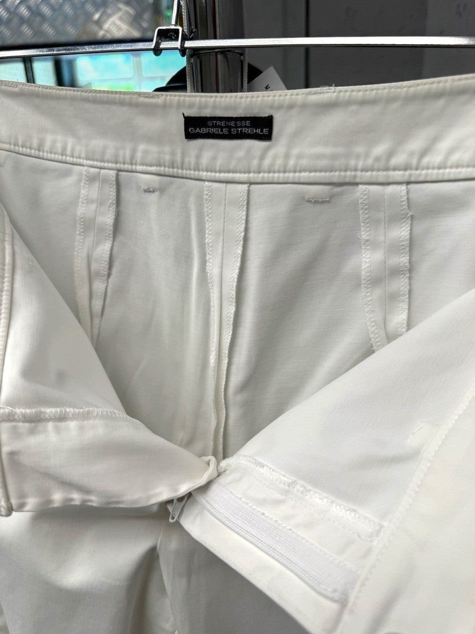 BERLIN VINTAGE CORNER Gabriele Strehle cream cotton twill trousers with a straight-leg cut and five-pocket design.