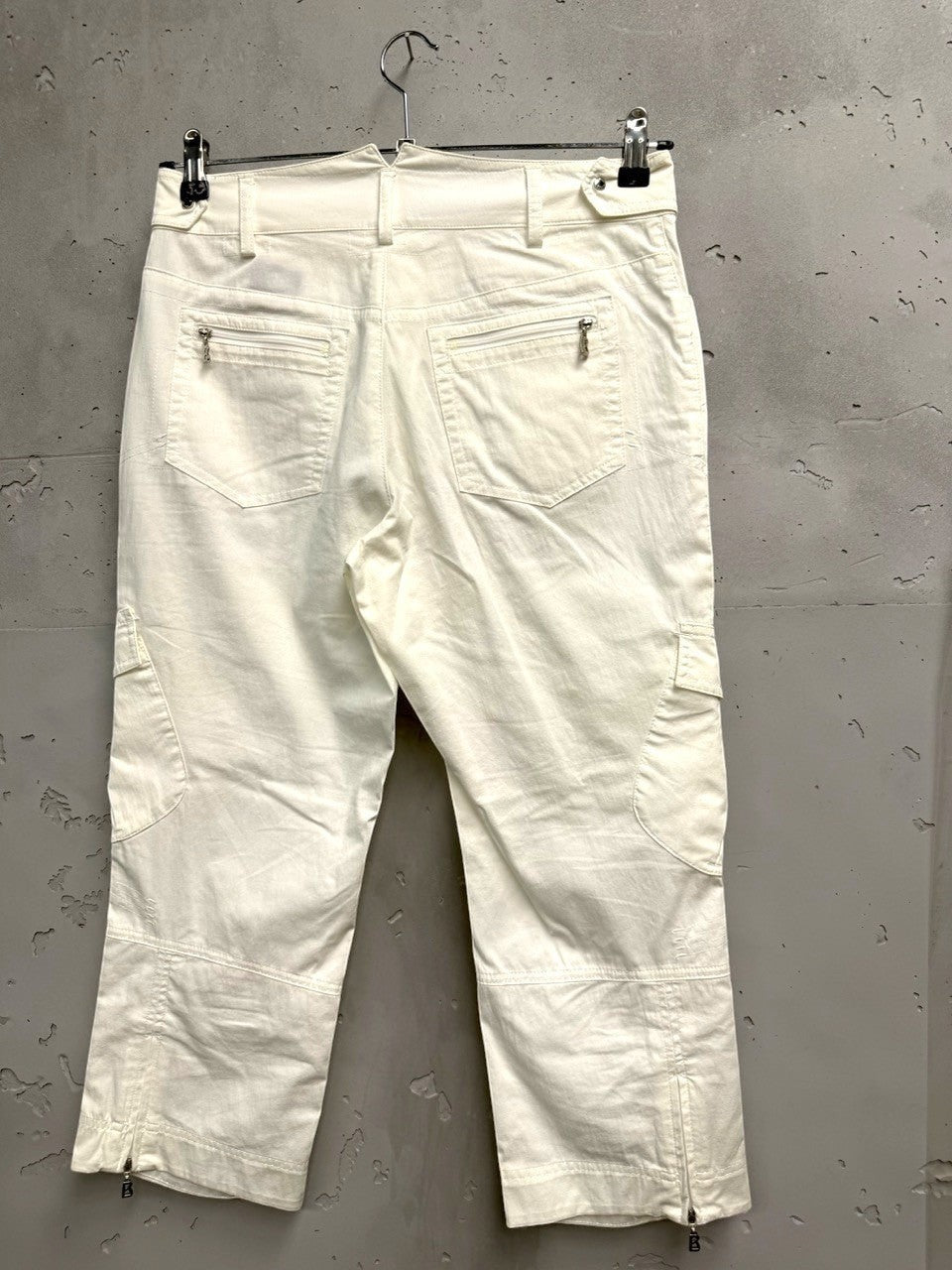 BERLIN VINTAGE CORNER cream cotton blend cropped cargo capri pants with mid-rise fit and multiple pockets.
