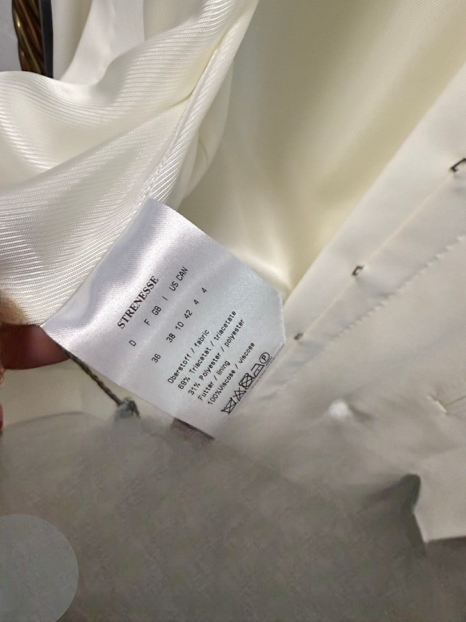 BERLIN VINTAGE CORNER cream cropped jacket with hook-and-eye closure and collarless neckline. Smooth fabric.