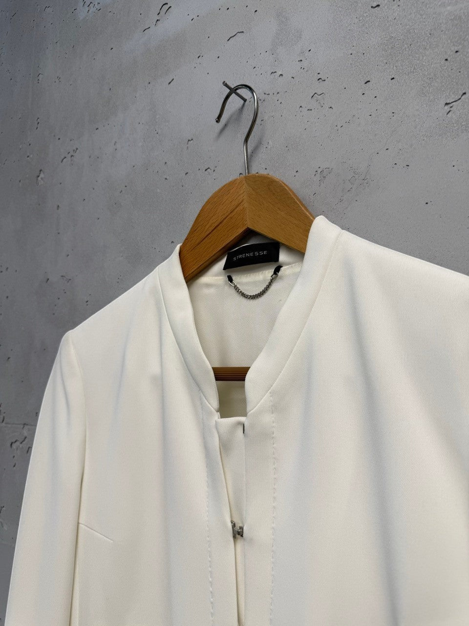 BERLIN VINTAGE CORNER cream cropped jacket with collarless neckline and hook-and-eye closure.
