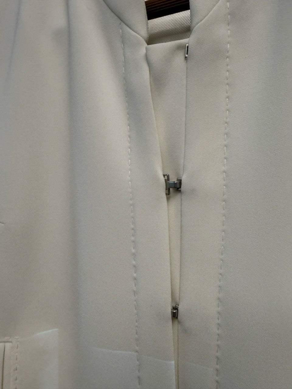 BERLIN VINTAGE CORNER cream collarless cropped jacket with hook-and-eye closure and clean stitching.