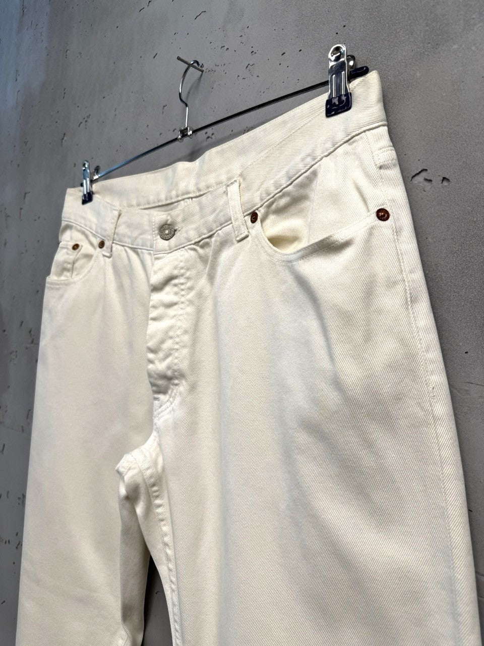 BERLIN VINTAGE CORNER classic cream denim jeans with five-pocket design and button-zip fly.