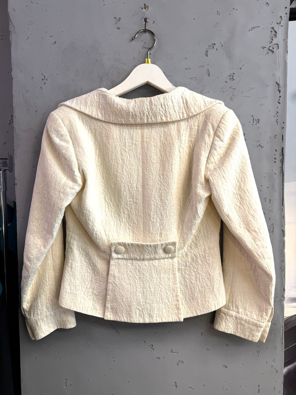 BERLIN VINTAGE CORNER cream tailored blazer with tonal floral jacquard texture and back button tab detail