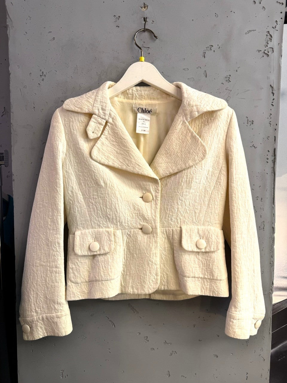 BERLIN VINTAGE CORNER cream textured floral jacquard tailored blazer with wide collar and buttoned pocket details.