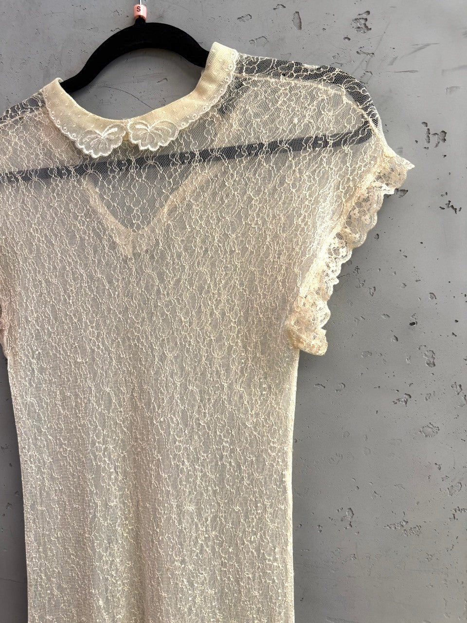 BERLIN VINTAGE CORNER cream lace midi dress with a vintage-inspired collar and delicate cap sleeves.