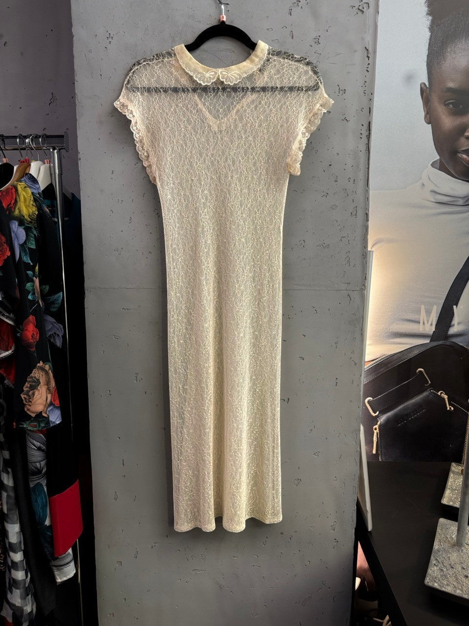 BERLIN VINTAGE CORNER cream lace midi dress with a vintage-inspired collar and delicate floral pattern.