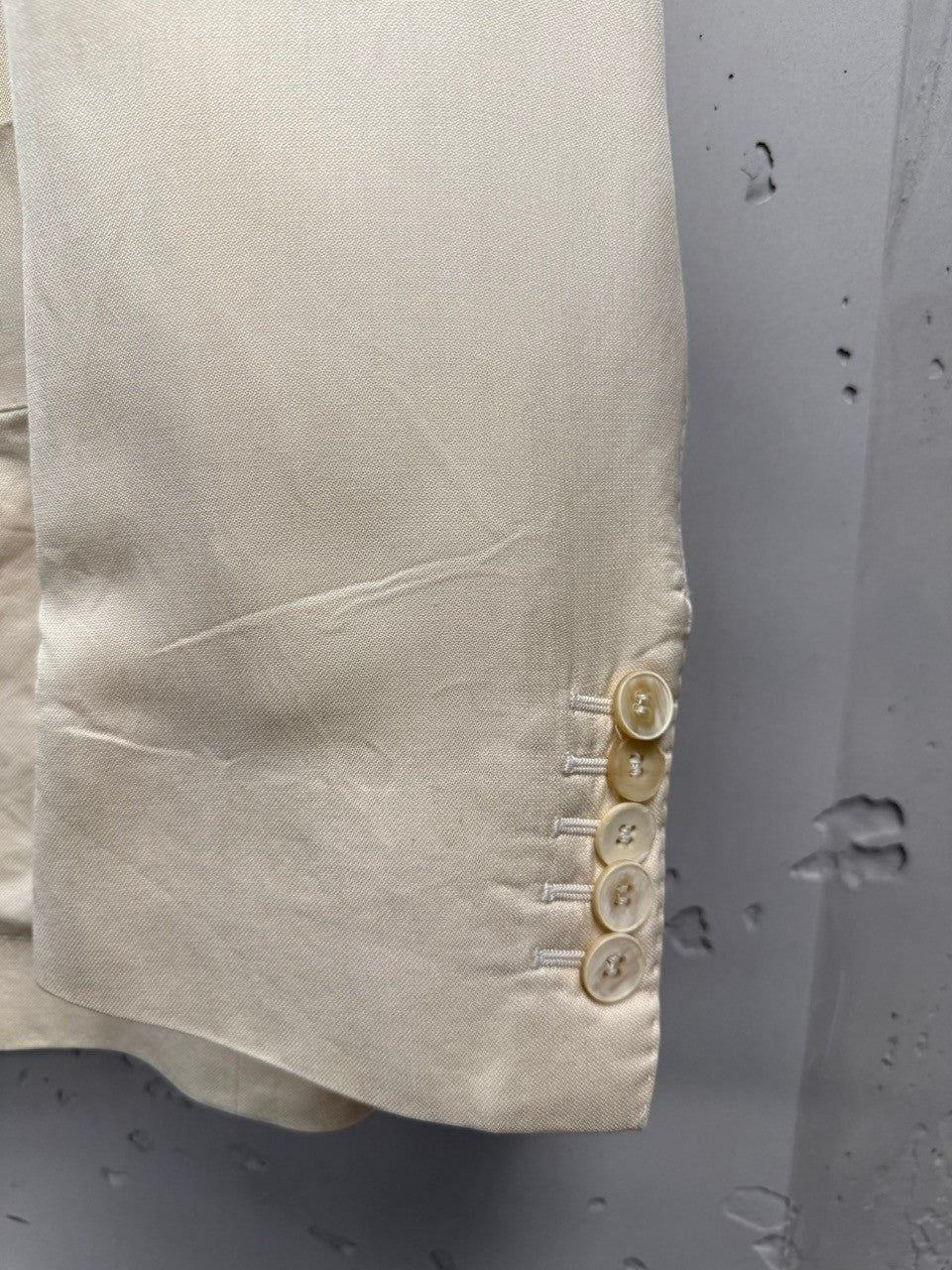 BERLIN VINTAGE CORNER cream linen blend blazer with four decorative buttons on the cuff.