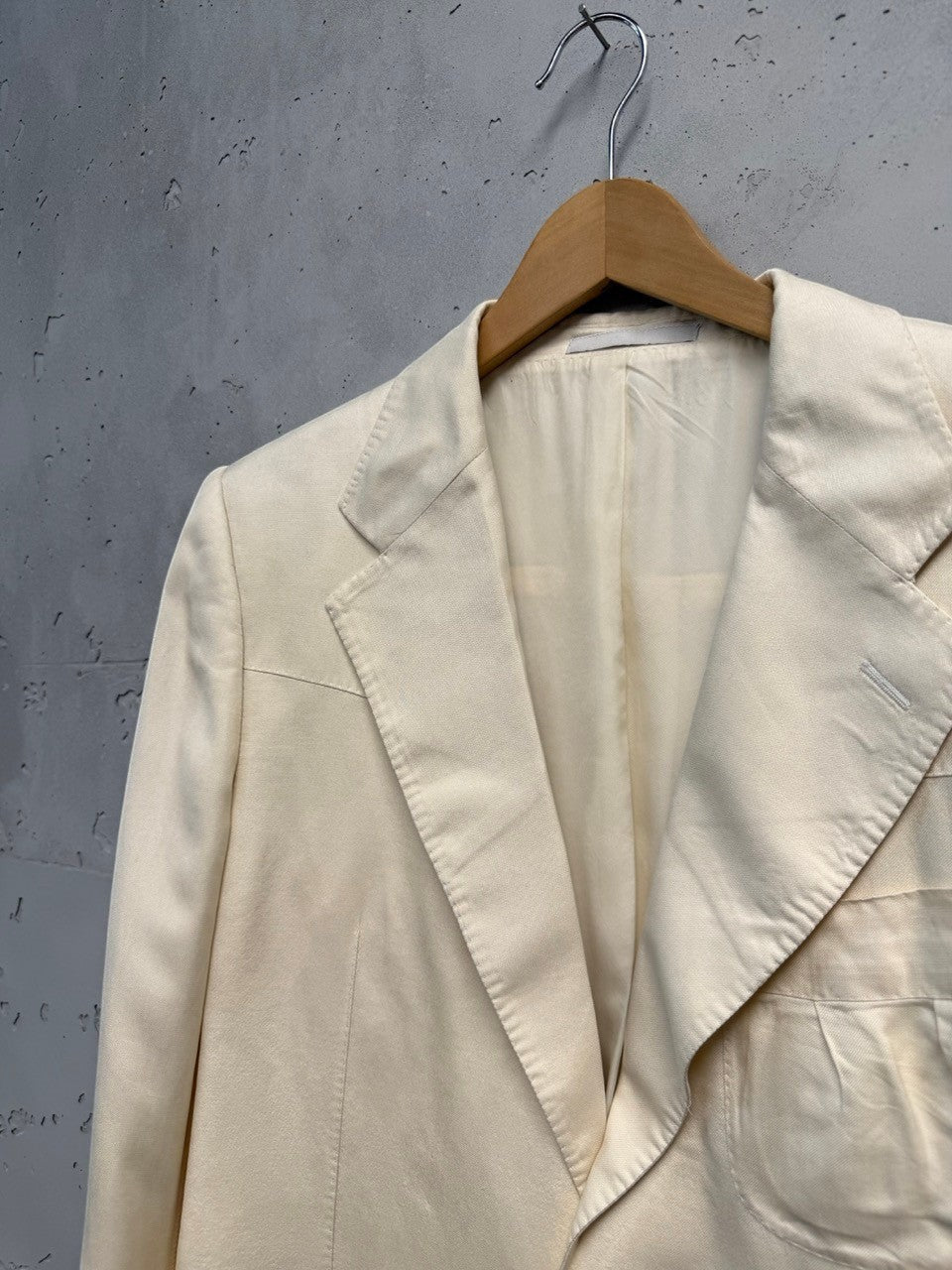 BERLIN VINTAGE CORNER cream linen blend single-breasted blazer with notched lapel and two-button closure.