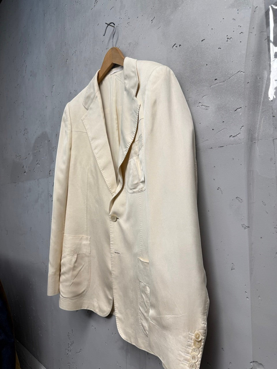 BERLIN VINTAGE CORNER cream linen blend single-breasted blazer with notched lapel and two-button closure.