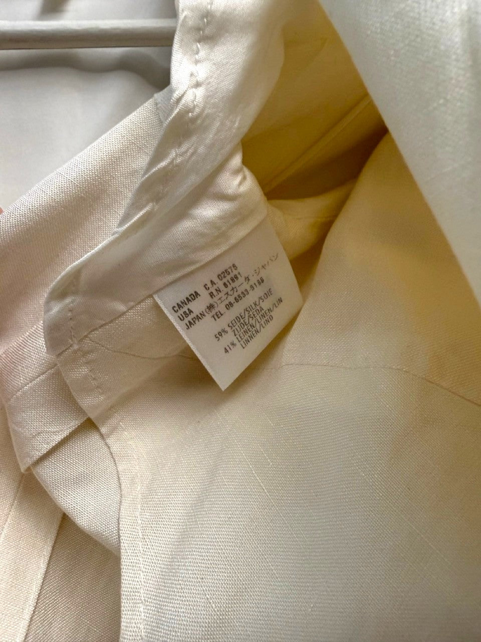 BERLIN VINTAGE CORNER cream linen blend button-front shirt with classic collar and two chest pockets.