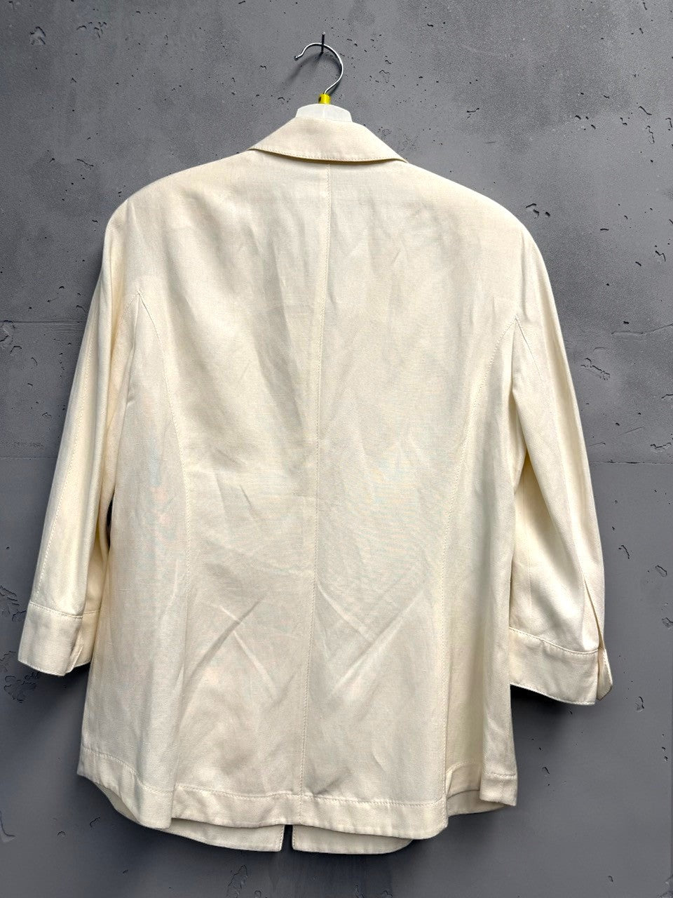 BERLIN VINTAGE CORNER cream linen blend shirt with classic collar, button-down front, and two chest pockets.
